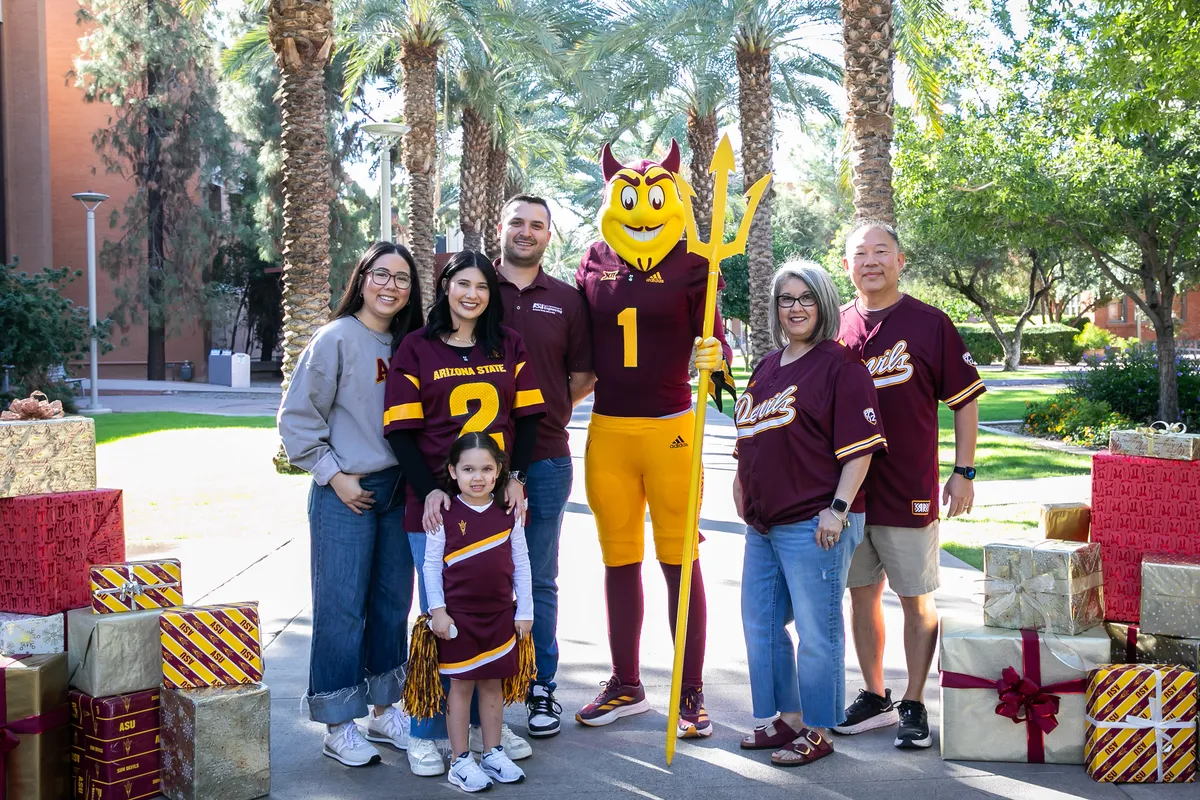 Holiday Family Photos with Sparky — official source image