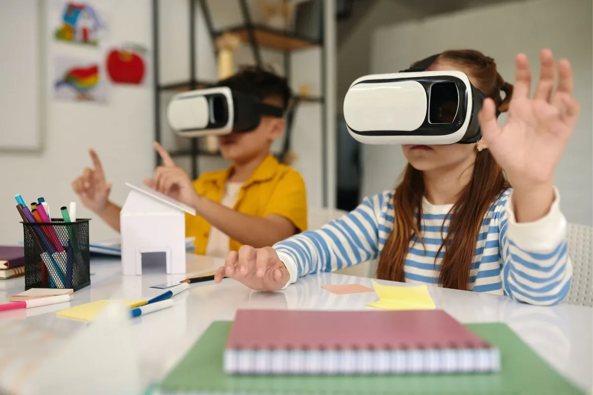 VR Painting for Kids (YH502), ages 8-10 – Dunedin Fine Art Center — program image